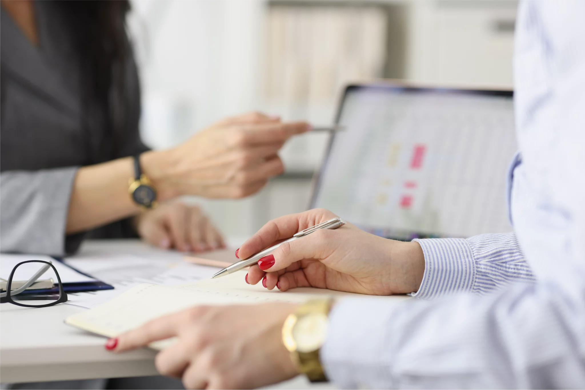 main-sur-un-bureau-dans-le-conseil-oeth